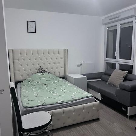 Chambre Individuelle Dans Un Appartement A 37 De Champs Elysees Sartrouville Exteriör bild