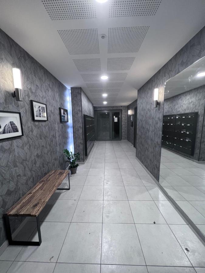 Chambre Individuelle Dans Un Appartement A 37 De Champs Elysees Sartrouville Exteriör bild