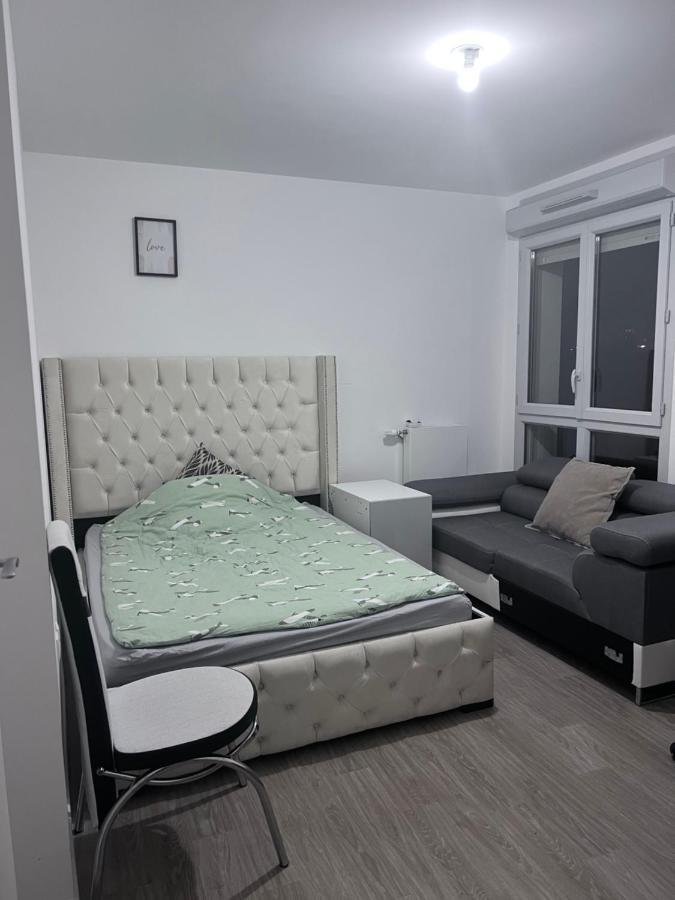 Chambre Individuelle Dans Un Appartement A 37 De Champs Elysees Sartrouville Exteriör bild